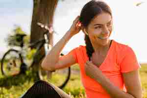 Photo gratuite portrait de femme belle souriante, faire du sport le matin dans le parc