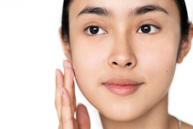 Photo gratuite portrait de femme blanche faisant sa routine quotidienne de soins de la peau