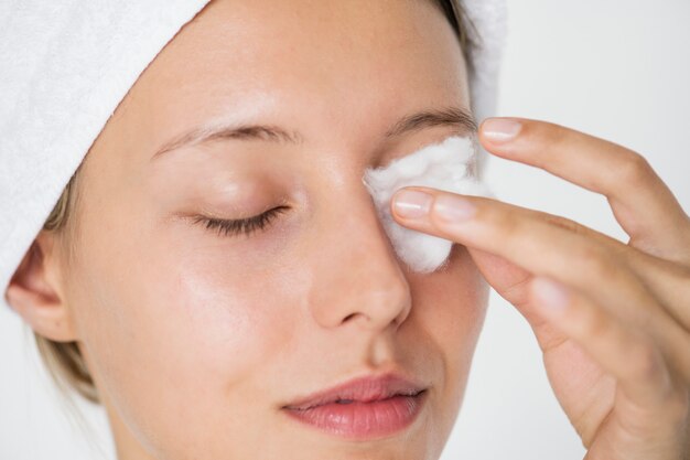 Portrait de femme blanche faisant sa routine quotidienne de soins de la peau