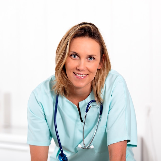 Photo gratuite portrait de femme blonde médecin à l'hôpital