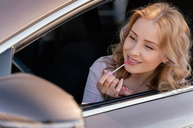 Portrait de femme blonde en voiture