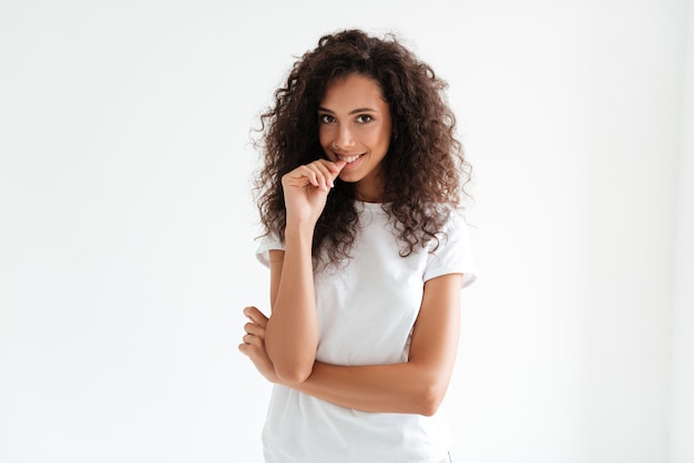 Portrait, femme, bouclé, cheveux, regarder, appareil photo