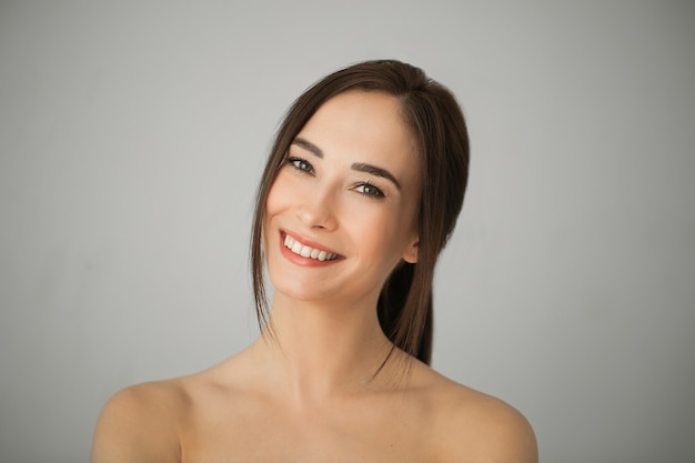 Portrait de femme brune adulte avec une peau parfaite. Concept de soins de la peau