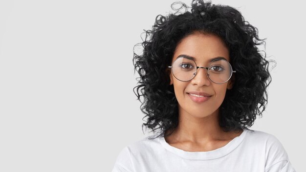 Portrait de femme brune aux cheveux bouclés