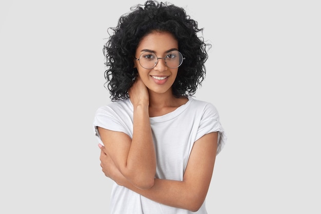 Portrait de femme brune aux cheveux bouclés