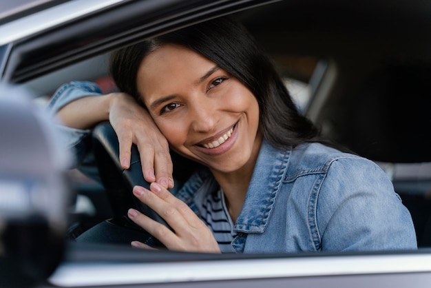 Portrait de femme brune dans sa voiture