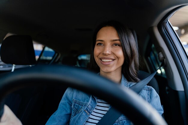 Portrait de femme brune dans sa voiture