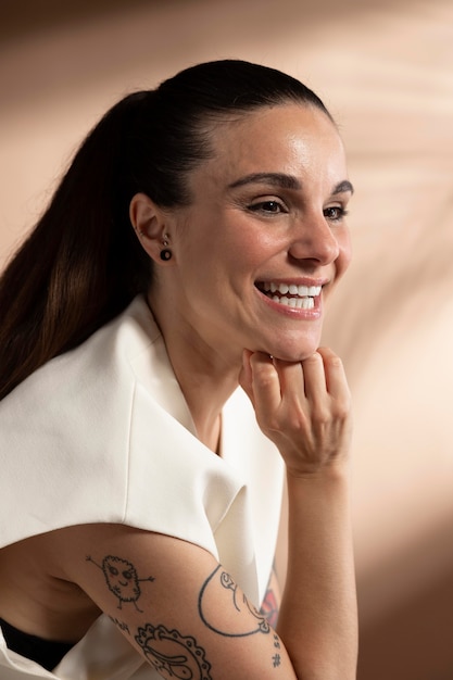 Portrait de femme brune élégante posant et souriant