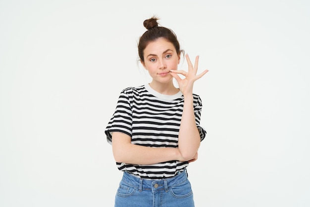 Photo gratuite portrait d'une femme brune qui scelle sa bouche en promettant de ne le dire à personne.