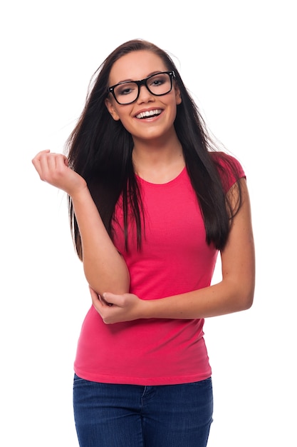 Portrait de femme brune souriante portant des lunettes