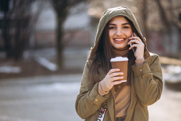 Portrait de femme buvant du café