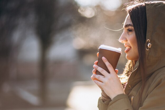 Portrait de femme buvant du café