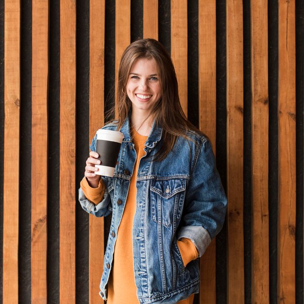 Portrait femme avec café