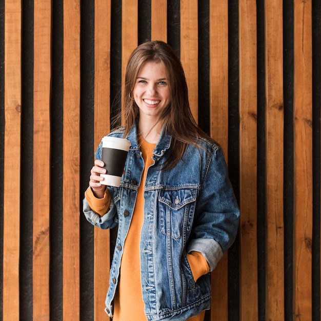 Portrait femme avec café