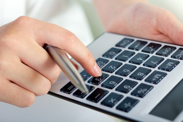 Portrait de femme avec une calculatrice et un stylo