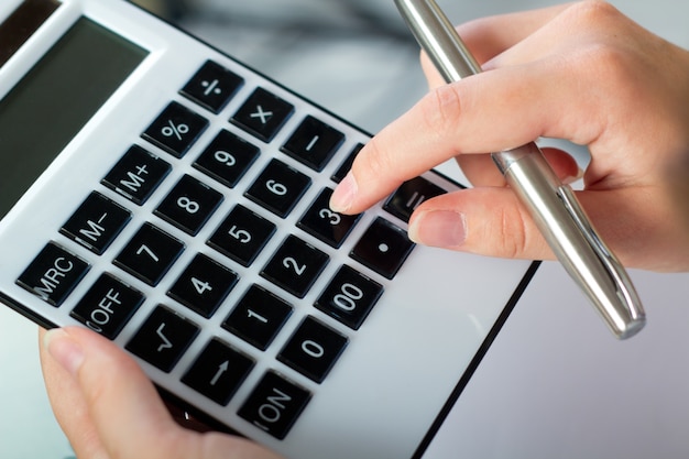 Portrait de femme avec une calculatrice et un stylo