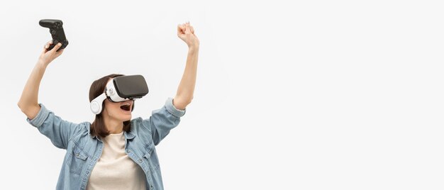 Portrait femme avec casque de réalité virtuelle jouant