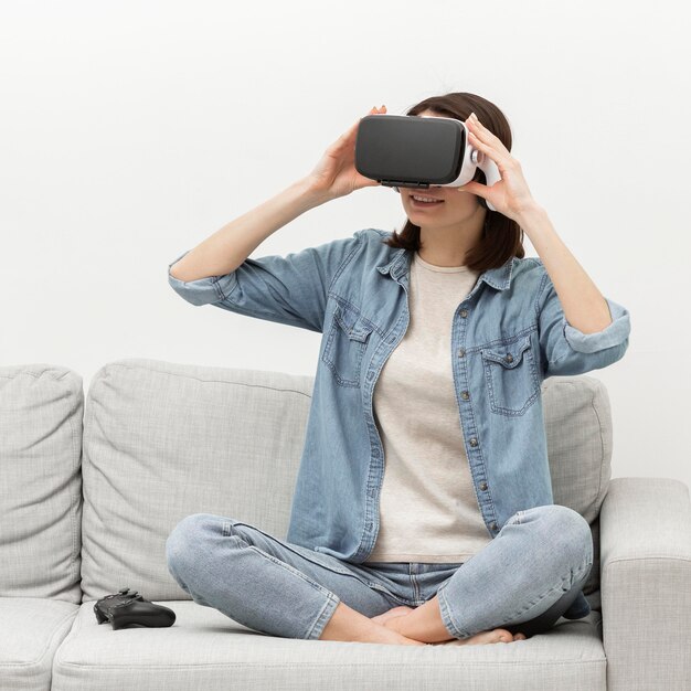 Portrait femme avec casque de réalité virtuelle