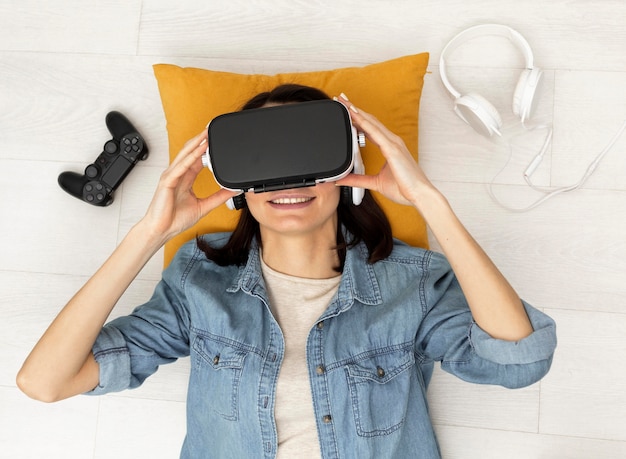 Photo gratuite portrait femme avec casque de réalité virtuelle