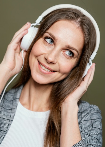 Photo gratuite portrait femme avec un casque