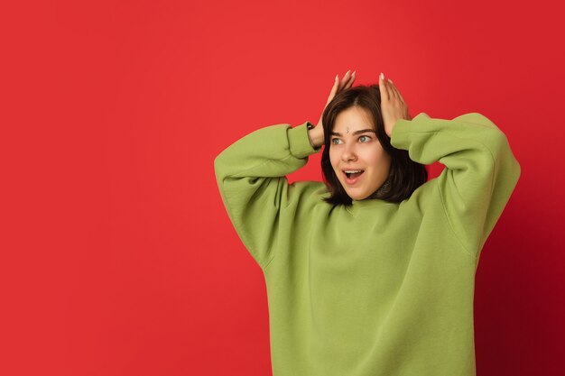 Portrait de femme caucasienne isolé sur rouge