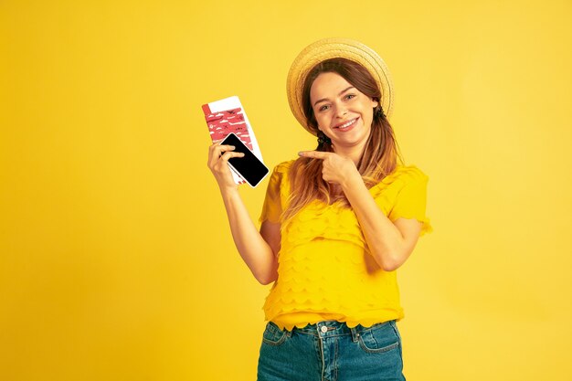 Portrait de femme caucasienne isolé sur studio jaune