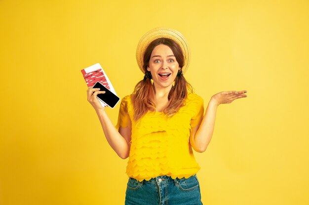 Portrait de femme caucasienne isolé sur studio jaune