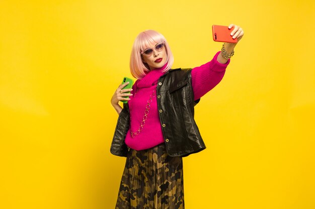 Portrait de femme caucasienne sur jaune.