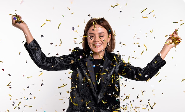 Photo gratuite portrait de femme célébrant avec des confettis