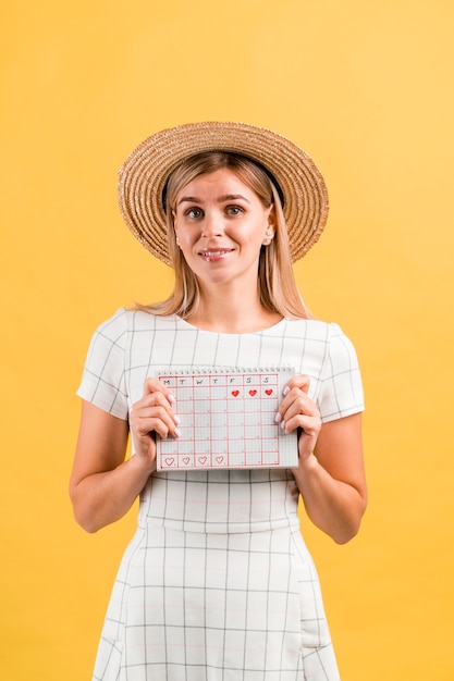 Portrait, femme, chapeau, tenue, calendrier menstruel