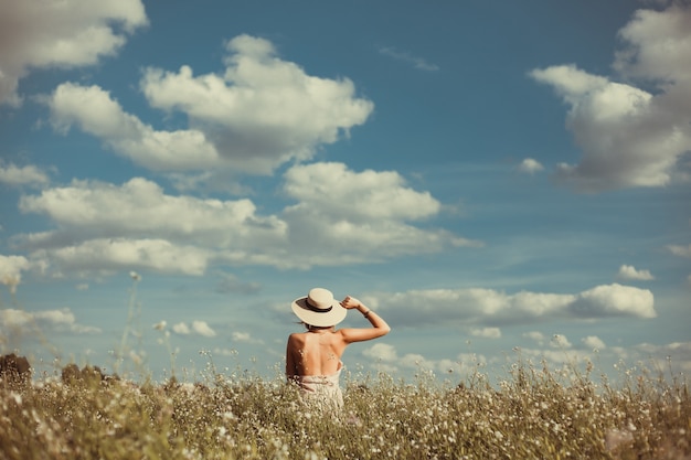 Photo gratuite portrait de femme sur chapeau