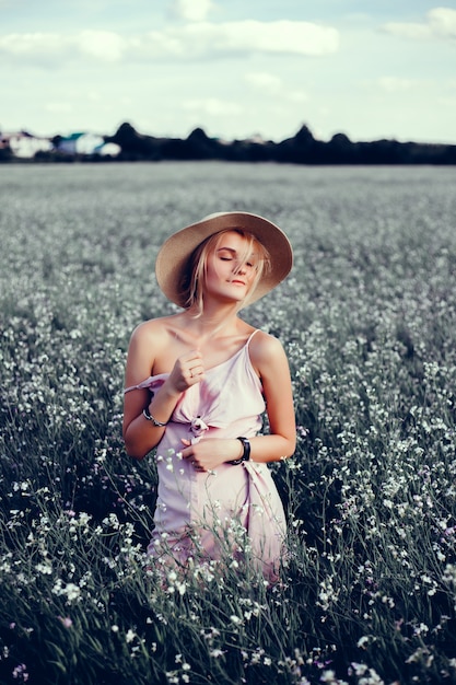 portrait de femme sur chapeau