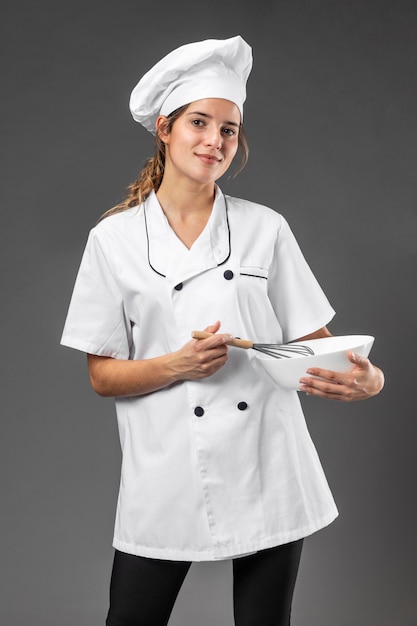 Portrait femme chef avec bol de mélange