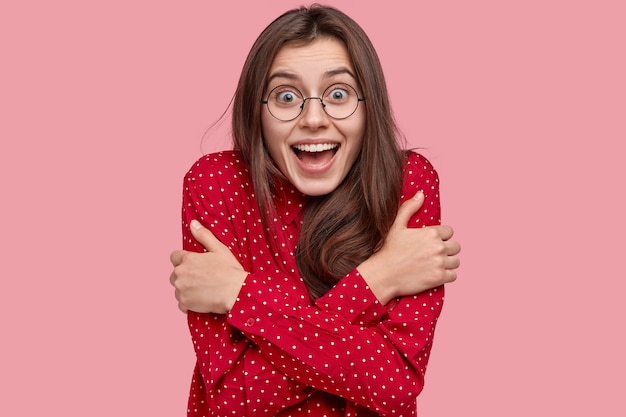 Portrait de femme en chemise rouge et lunettes rondes