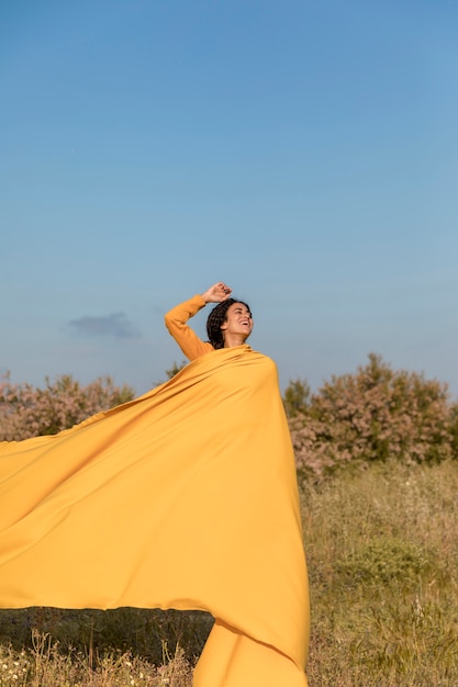 Portrait de femme avec un chiffon dans les champs