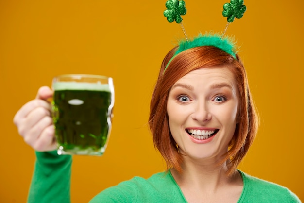 Photo gratuite portrait de femme avec une chope pleine de bière