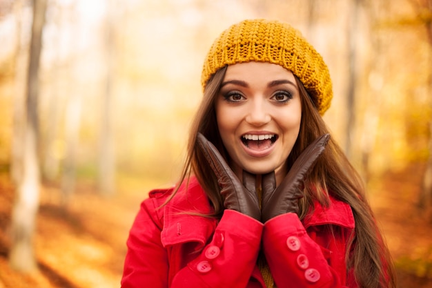 Portrait de femme choquée en vêtements d'automne