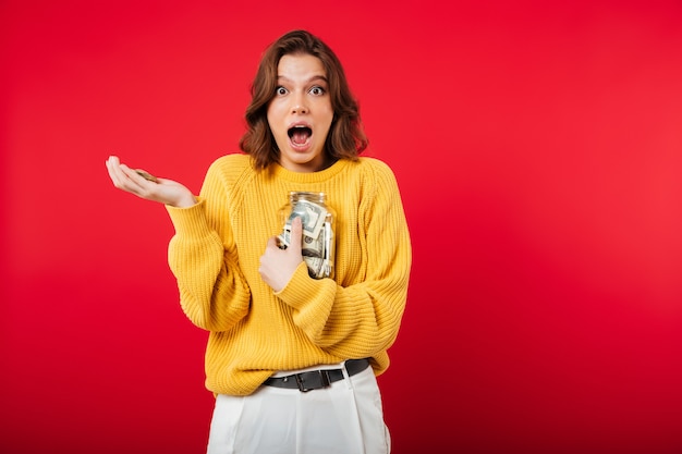 Photo gratuite portrait d'une femme choquée