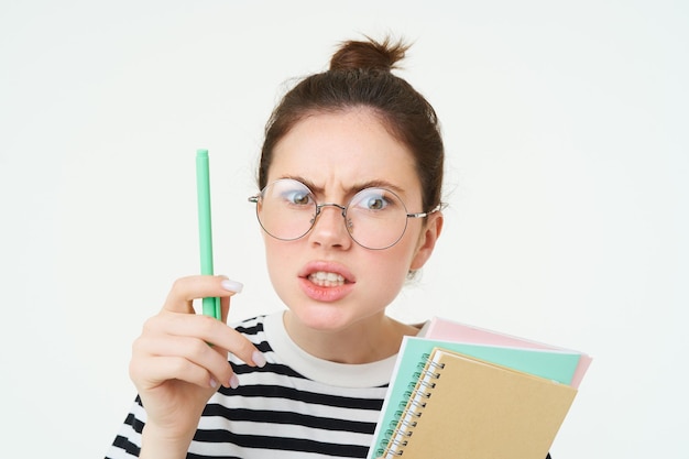 Photo gratuite portrait d'une femme en colère avec des lunettes, un professeur réprimandant quelqu'un, agitant un stylo et se disputant.