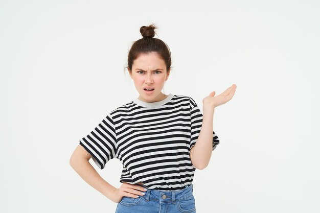 Photo gratuite portrait d'une femme en colère se plaignant en levant une main et en haussant les épaules en regardant frustrée en attendant