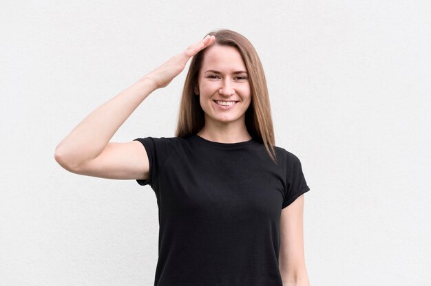 Portrait de femme communiquant par la langue des signes