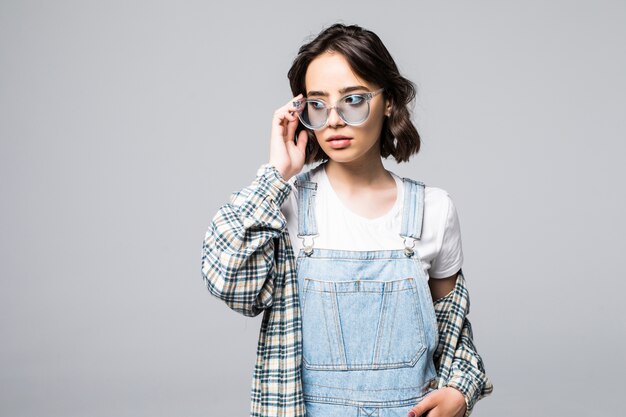 Portrait de femme confiante élégante dans des lunettes de soleil à la mode souriant joyeusement, flirtant