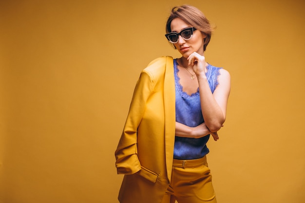 Photo gratuite portrait de femme en costume jaune isolé