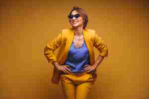 Photo gratuite portrait de femme en costume jaune isolé