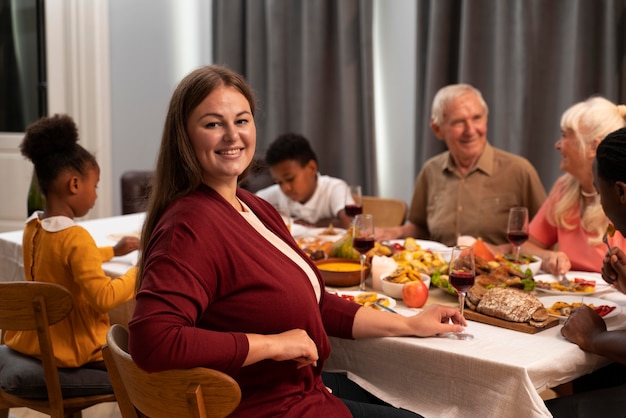Photo gratuite portrait de femme à côté de sa famille le jour de thanksgiving