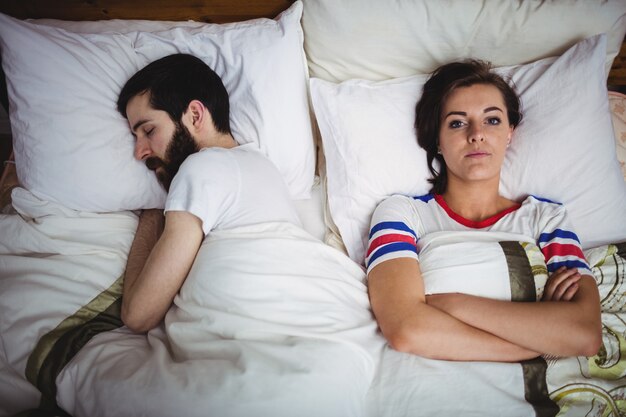 Portrait, de, femme, coucher lit