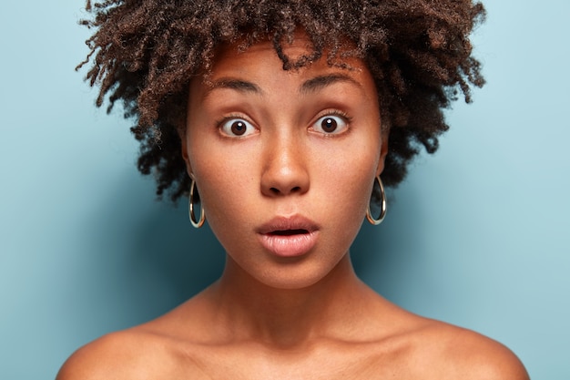 Portrait de femme avec coupe de cheveux afro