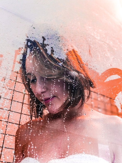 Portrait de femme dans la cabine de douche