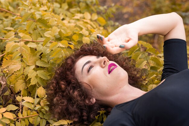 Portrait de femme dans la nature