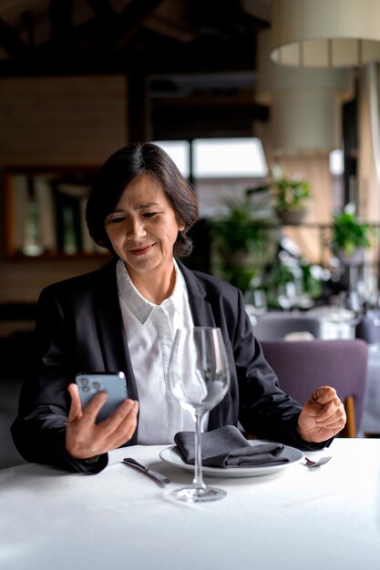 Portrait de femme dans un restaurant luxueux